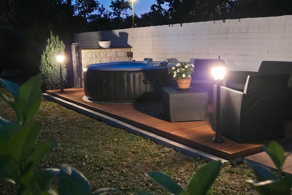 Outdoor spa tub