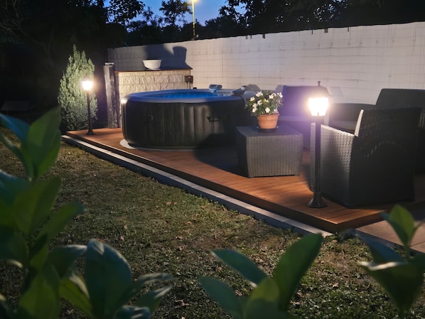 Tina de hidromasaje al aire libre