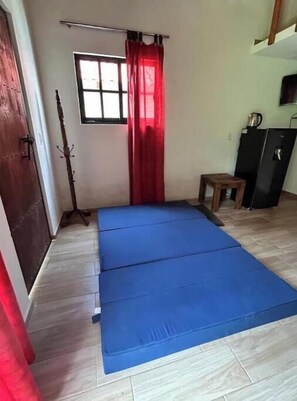 1 habitación, acceso a internet y ropa de cama