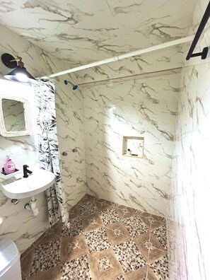 Toallas, champú y papel higiénico