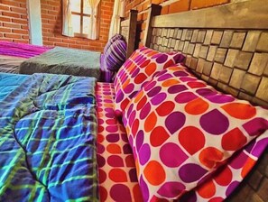2 bedrooms, internet, bed sheets