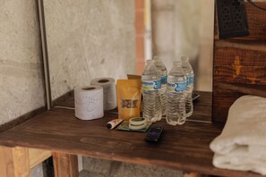 Doccia, asciugamani, sapone, carta igienica