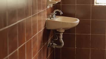 Een douche, handdoeken, zeep, toiletpapier