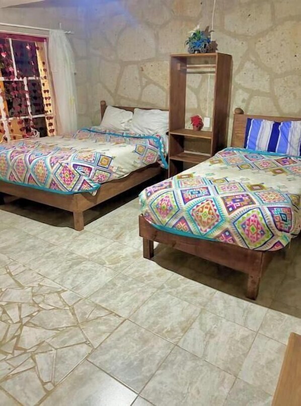 1 habitación, acceso a internet y ropa de cama 