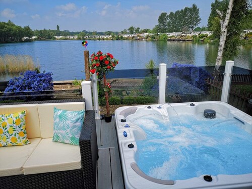 Meridian Tattershall Lakes Escape - Lakeside lodge with a fishing peg & HOT TUB