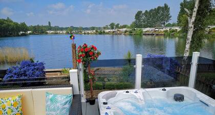 Meridian Tattershall Lakes Escape - Lakeside lodge with a fishing peg & HOT TUB