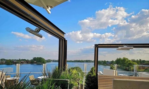 Meridian Tattershall Lakes Escape - Lakeside lodge with a fishing peg & HOT TUB