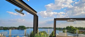 Meridian Tattershall Lakes Escape - Lakeside lodge with a fishing peg & HOT TUB