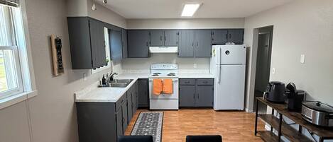 Geladeira, micro-ondas, fogão, cooktop