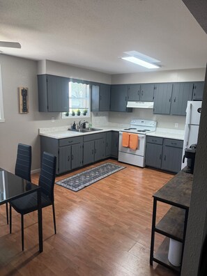 Een koelkast, een microgolfoven, een oven, een kookplaat