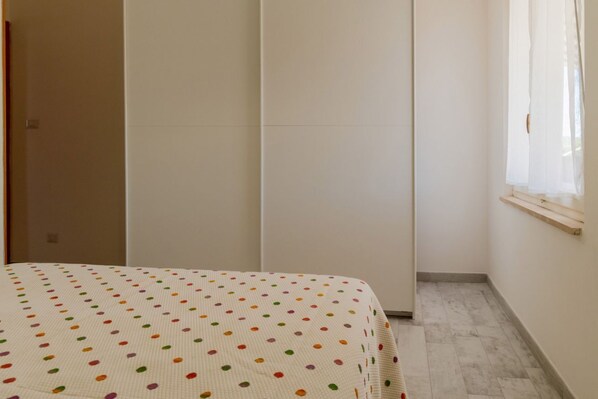 2 habitaciones, tabla de planchar con plancha y cuna de viaje 