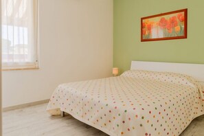 2 bedrooms, iron/ironing board, travel crib
