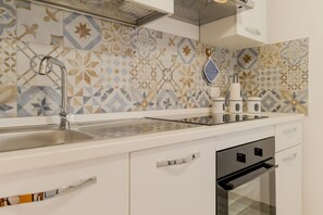 Fridge, microwave, oven, stovetop - GuestHost - Comfy Apartment near the beach Alghero (Alghero)