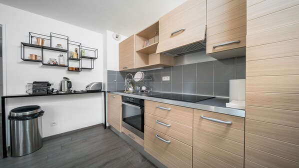 Kühlschrank, Ofen, Wasserkocher mit Kaffee-/Teezubehör, Toaster