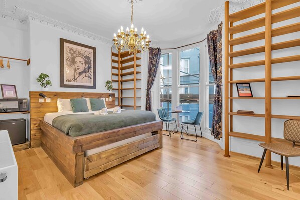 1 habitación, tabla de planchar con plancha, wifi gratis y ropa de cama