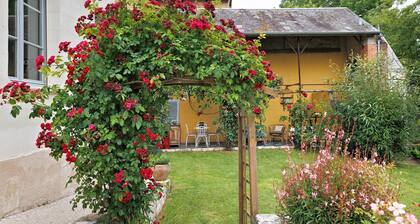 Apartment 'La Tourelle Des Cordeliers' with Private Terrace, Shared Garden and Wi-Fi