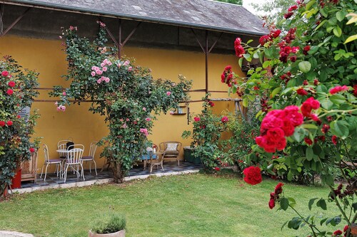 Appartement 'La Tourelle Des Cordeliers' avec Terrasse Privée, Jardin Commun et Wi-Fi