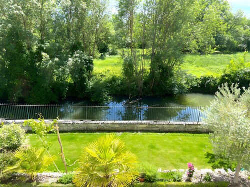 Appartement 'La Tourelle Des Cordeliers' avec Terrasse Privée, Jardin Commun et Wi-Fi