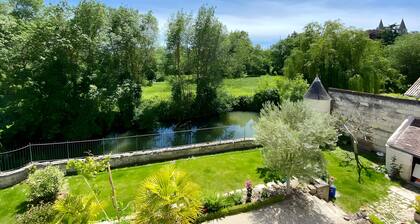 Apartment 'La Tourelle Des Cordeliers' with Private Terrace, Shared Garden and Wi-Fi