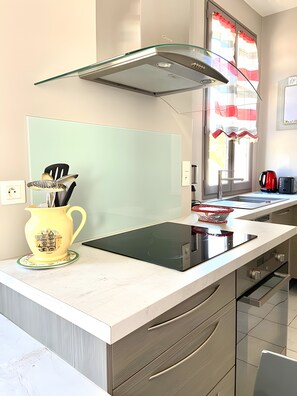 Frigorifero, microonde, forno, piano cottura