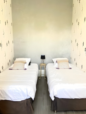2 habitaciones, tabla de planchar con plancha, wifi y ropa de cama