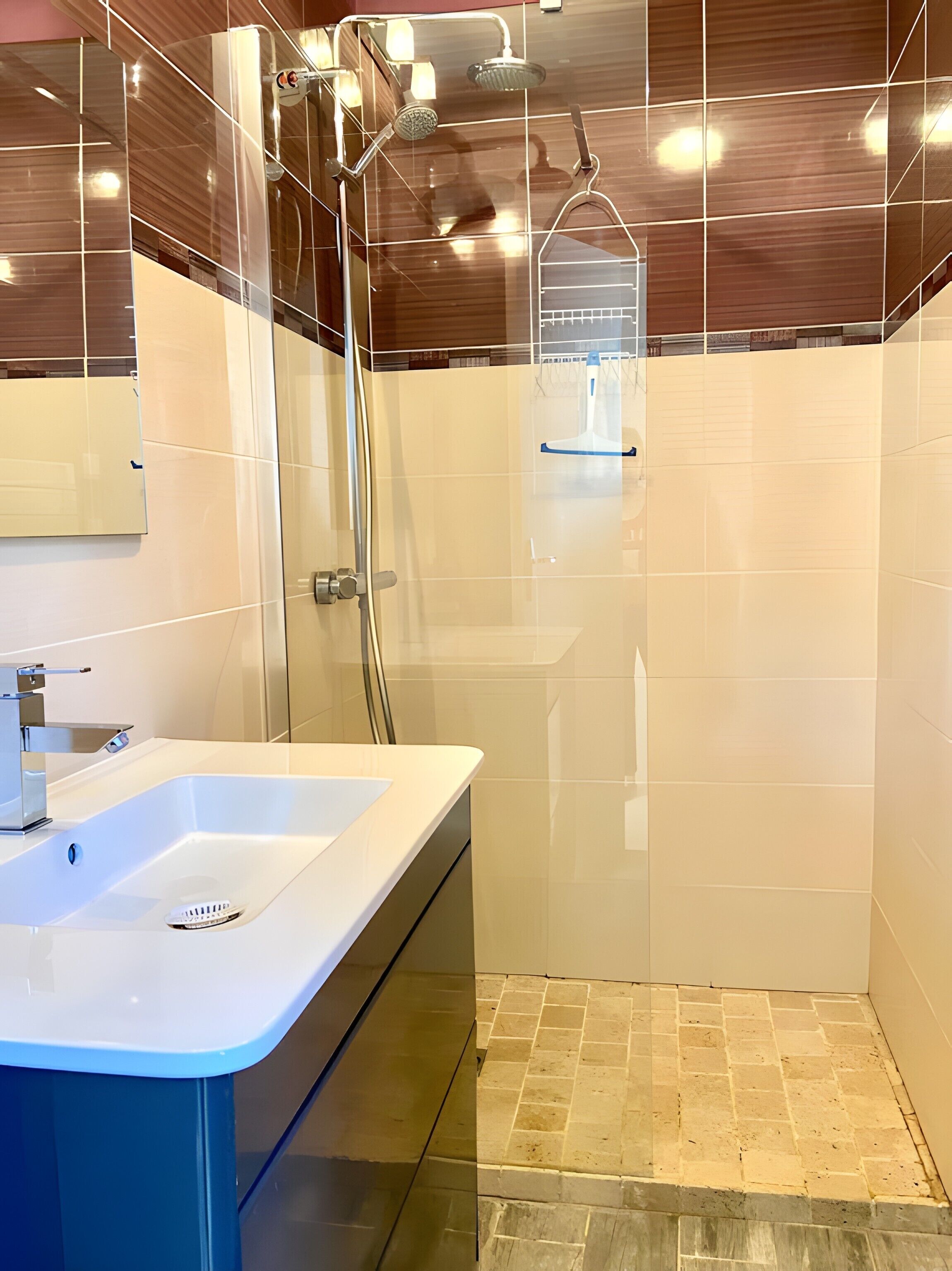 Een douche, gratis toiletartikelen, een haardroger, handdoeken
