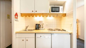 Fridge, microwave, dishwasher, coffee/tea maker
