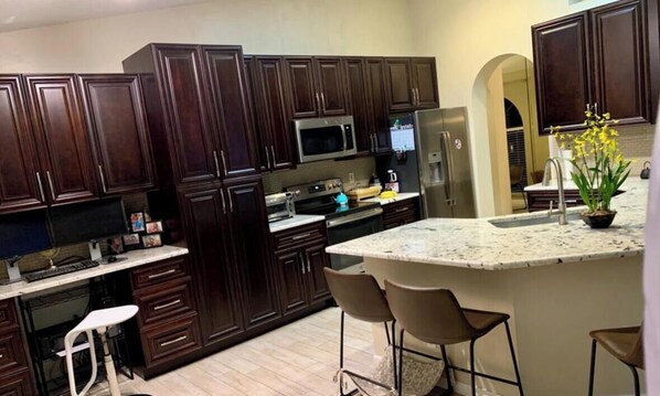 Frigorifero, microonde, forno, piano cottura