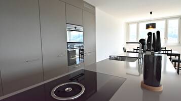 Geladeira, micro-ondas, fogão, lava-louças