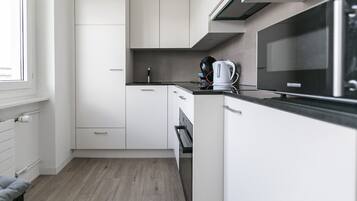 Jääkaappi, mikroaaltouuni, uuni, astianpesukone