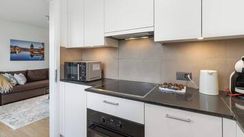 Kühlschrank, Mikrowelle, Ofen, Geschirrspüler