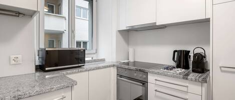 Réfrigérateur, micro-ondes, four, plaque de cuisson