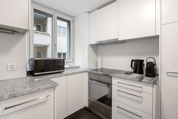 Refrigerador, microondas, horno, placa de cocina