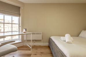 Tabla de planchar con plancha, wifi gratis y ropa de cama 