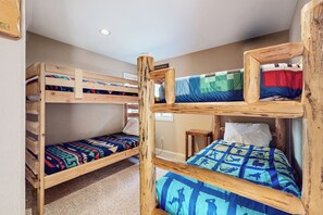 4 bedrooms, iron/ironing board, Internet, bed sheets