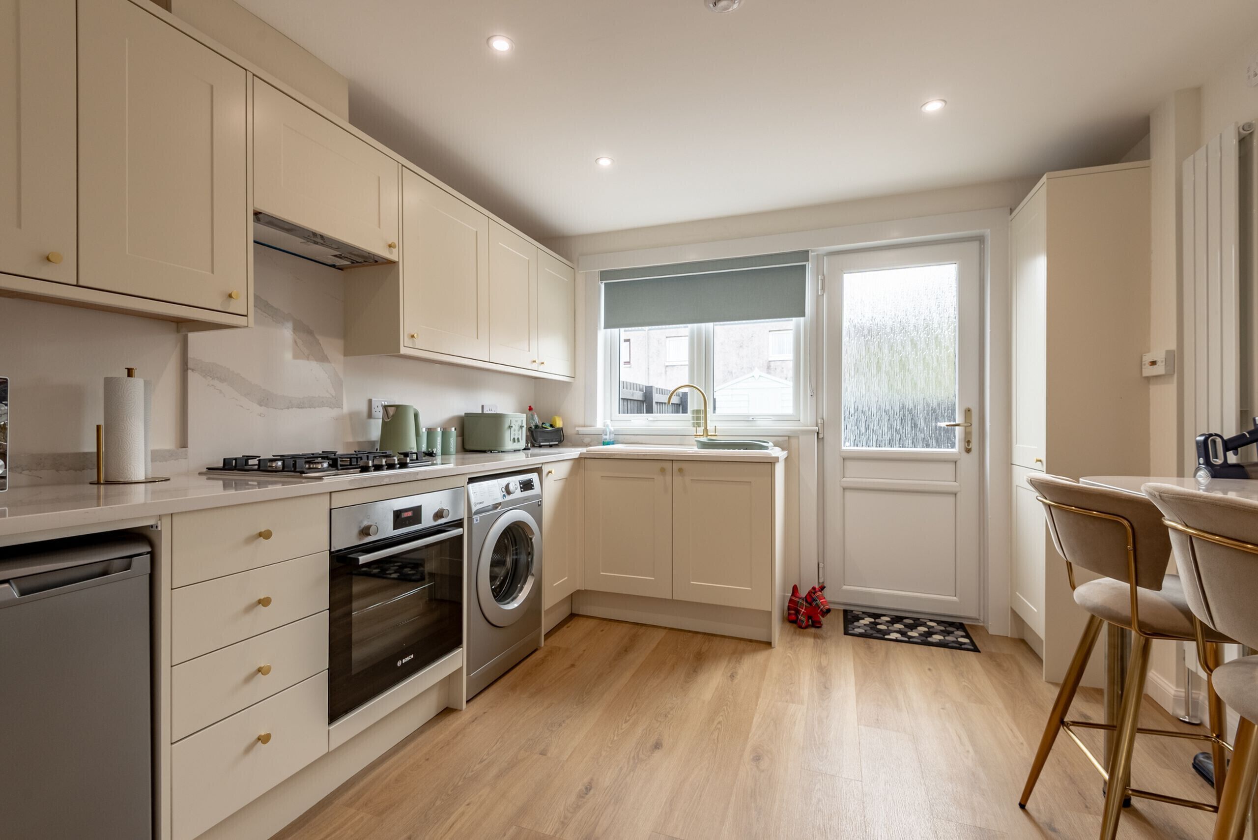 Fridge, oven, coffee/tea maker, electric kettle