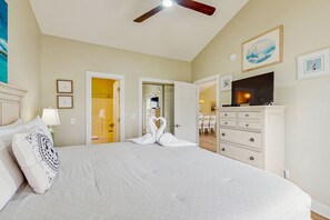 2 bedrooms, iron/ironing board, Internet, bed sheets - Magnolia Place condo located on the top floor with balcony views (Myrtle Beach)