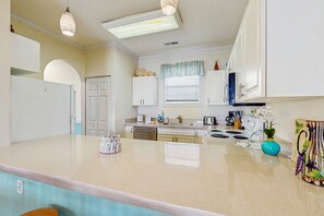 Køleskab, mikrobølgeovn, ovn, kogeplade