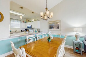 Dining - Magnolia Place condo located on the top floor with balcony views (Myrtle Beach)