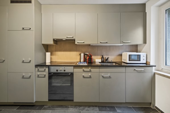 Fridge, stovetop, dishwasher, coffee/tea maker