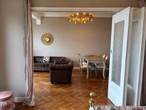 Books - PANORAMIC SEA VIEW | Luxury Design for 4 | DOWNTON ABBEY Style (Nice)
