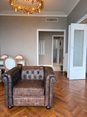 Interior - PANORAMIC SEA VIEW | Luxury Design for 4 | DOWNTON ABBEY Style (Nice)