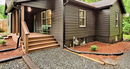 Deacon Stays: The Brookwood - Walk to The Grounds