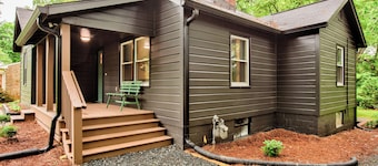 Deacon Stays: The Brookwood - Walk to The Grounds