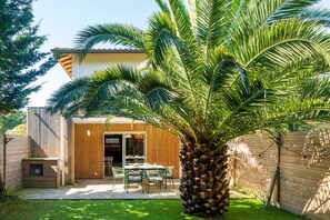 Outdoor dining - Holiday Home 'Maison De Vacances Oceanides' with Private Terrace, Wi-Fi and Air Conditioning (Capbreton)