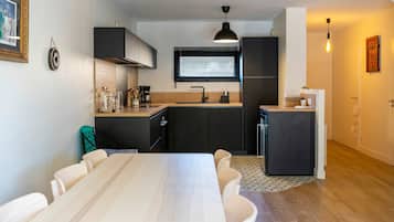 Een koelkast, een microgolfoven, een oven, een kookplaat