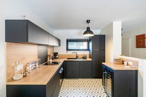 Fridge, microwave, oven, stovetop - Holiday Home 'Maison De Vacances Oceanides' with Private Terrace, Wi-Fi and Air Conditioning (Capbreton)