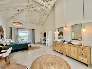 4 bedrooms, in-room safe, desk, iron/ironing board