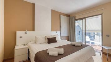 Vila luxo, vista para a colina | Cortinas blackout, ferros/tábuas de passar roupa, Wi-Fi de cortesia