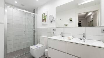 Deluxe Villa, Hill View | Bathroom | Towels